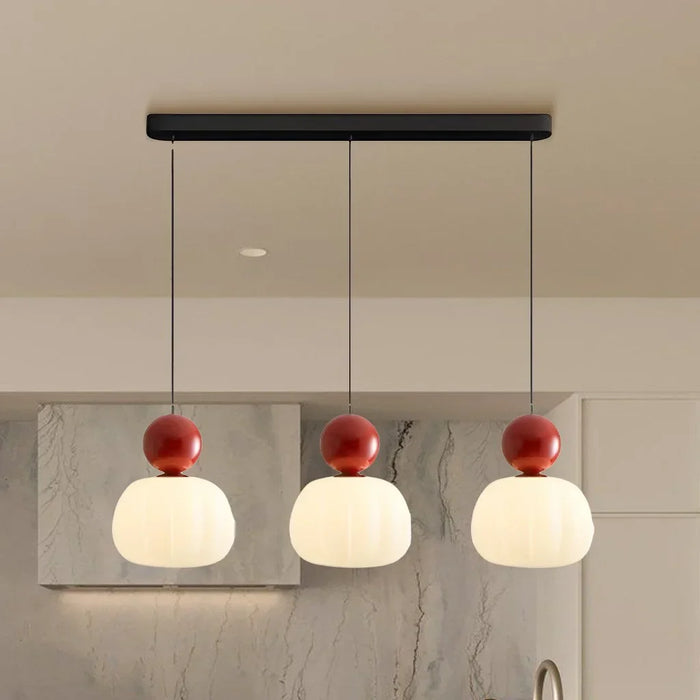 Moderne Pendelleuchte mit dekorativem Kugelakzent