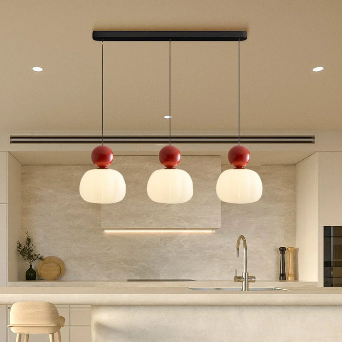 Moderne Pendelleuchte mit dekorativem Kugelakzent