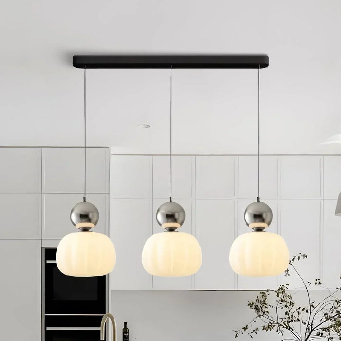 Moderne Pendelleuchte mit dekorativem Kugelakzent