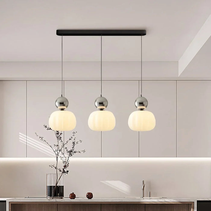 Moderne Pendelleuchte mit dekorativem Kugelakzent