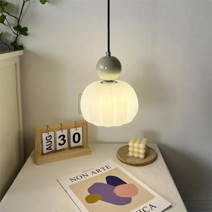 Moderne Pendelleuchte mit dekorativem Kugelakzent