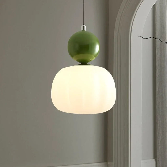 Moderne Pendelleuchte mit dekorativem Kugelakzent