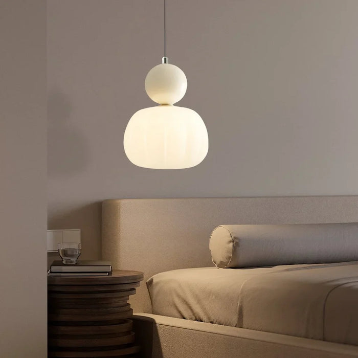Moderne Pendelleuchte mit dekorativem Kugelakzent