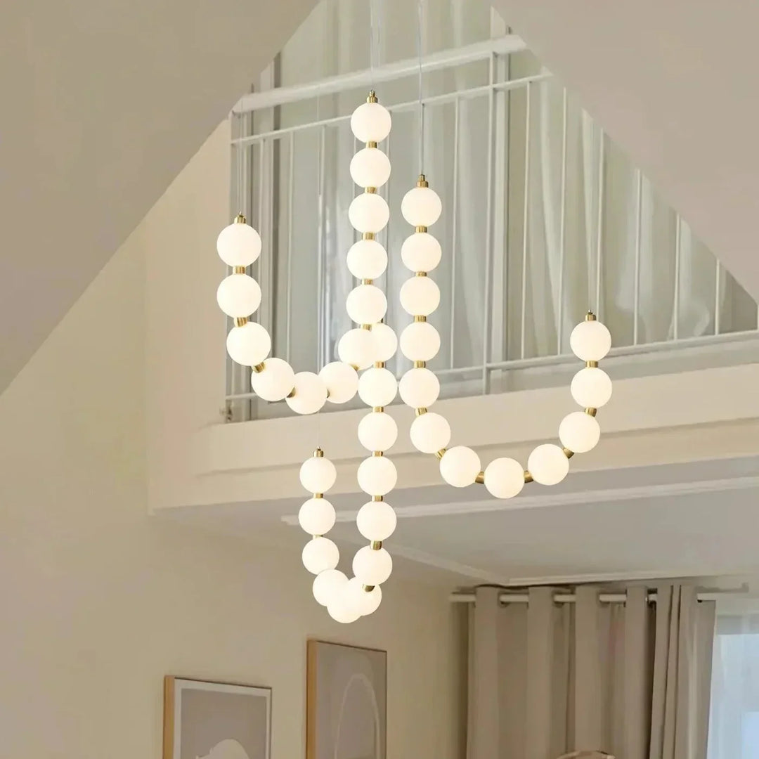 Moderne LED-Pendelleuchte – ausdrucksstarke Kugelkette aus Lichtbällen