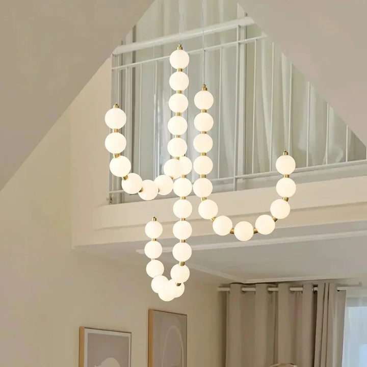 Moderne LED-Pendelleuchte – ausdrucksstarke Kugelkette aus Lichtbällen