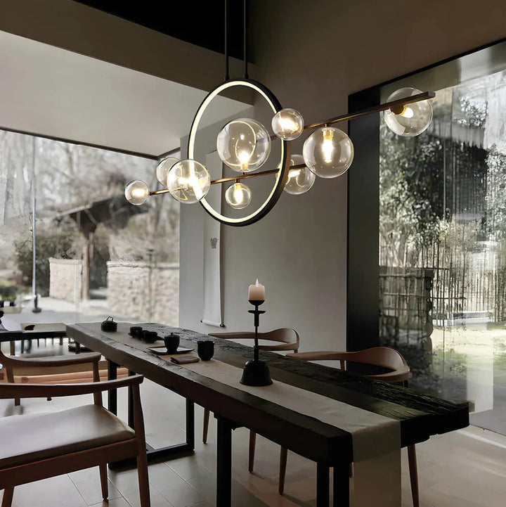 Moderne Deckenleuchte mit kugelförmigen Glasschirmen und geometrischem LED-Ring