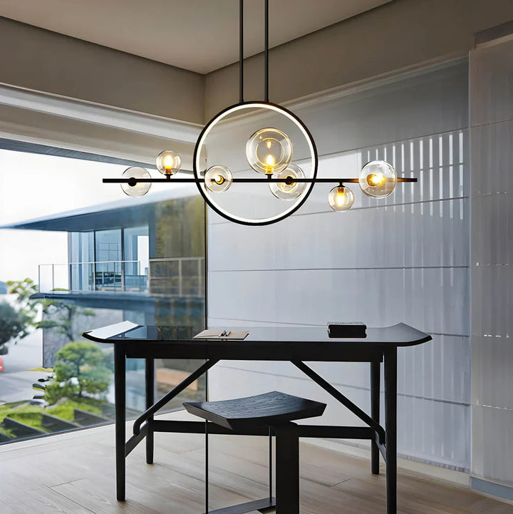Moderne Deckenleuchte mit kugelförmigen Glasschirmen und geometrischem LED-Ring