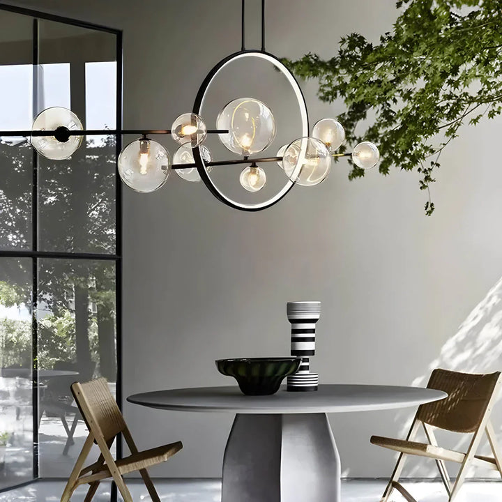 Moderne Deckenleuchte mit kugelförmigen Glasschirmen und geometrischem LED-Ring
