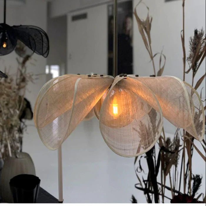 Pendelleuchte mit Blütenschirm – modernes Boho-Design